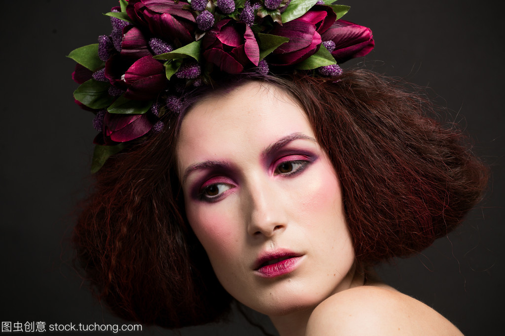 黑发新娘的时尚妆容 跟妆艺术的精致演绎